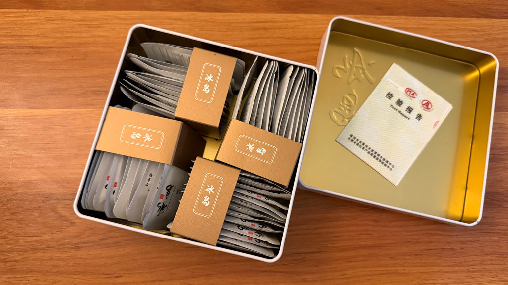 总统牌「冰岛五寨·东半山」生普，古法制茶。独立小砖装，随取随泡；清甜花香、回甘绵长。铁盒装 227g，随盒附检测报告。