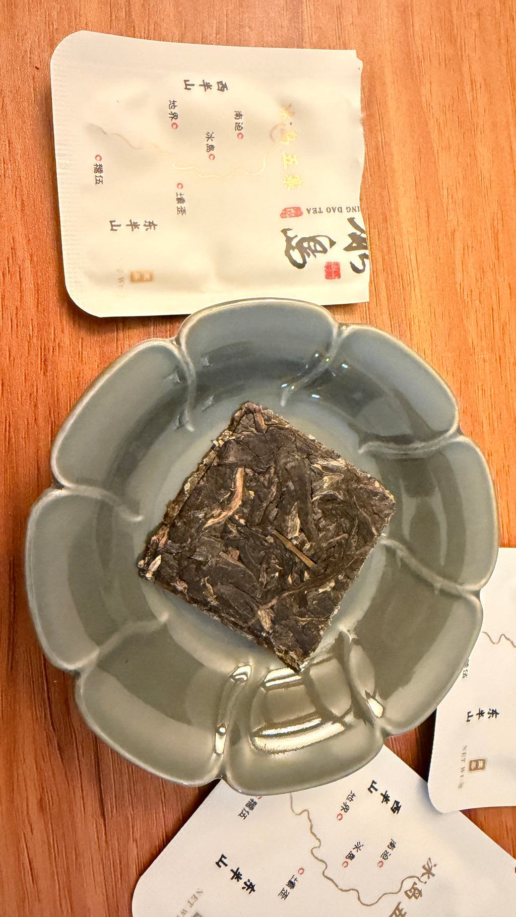 总统牌「冰岛五寨·东半山」生普，古法制茶。独立小砖装，随取随泡；清甜花香、回甘绵长。铁盒装 227g，随盒附检测报告。